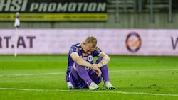 Austria Klagenfurts Florian Jaritz am Boden – er muss zusehen, wie seine Kollegen von Bord gehen ...