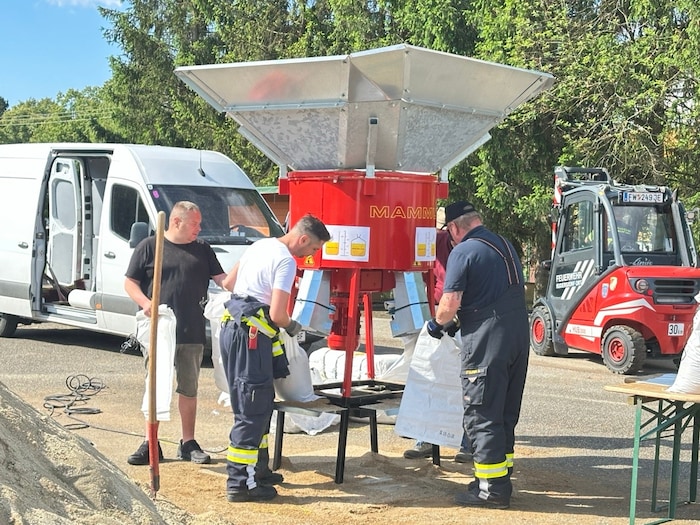 Beim Befüllen der Sandsäcke für die Feuerwehr Rudersdorf-Ort herrschte Hochbetrieb.