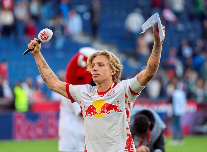 Mads Bidstrup hielt nach dem Schlusspfiff eine Ansprache an die Fans. 