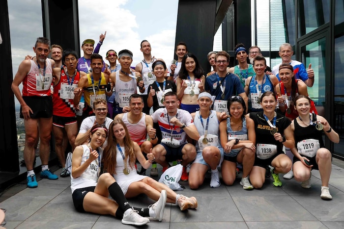 Die Elite im 58. Stockwerk des DC Tower.