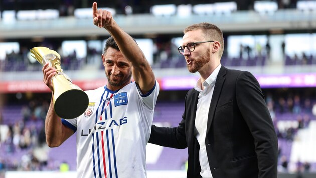 Ronivaldo (li.) mit der goldenen Trophäe und David Reisenauer (Bundesliga)