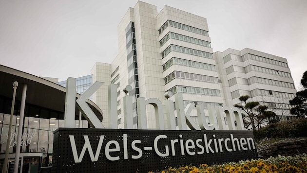 Der verletzte Motorradfahrer wurde ins Welser Klinikum