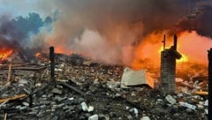 Häuser brannten bei Kiew lichterloh. (Bild: AP/AP ( via APA) Austria Presse Agentur)