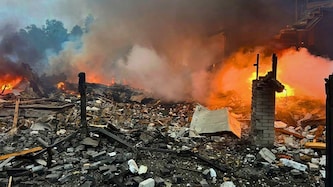 Häuser brannten bei Kiew lichterloh. (Bild: AP/AP ( via APA) Austria Presse Agentur)