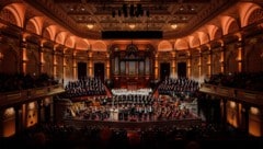 Musikermassen für Mahlers 8. Symphonie in Amsterdams Concertgebouw mit seiner sensationellen ...