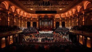 Musikermassen für Mahlers 8. Symphonie in Amsterdams Concertgebouw mit seiner sensationellen ...
