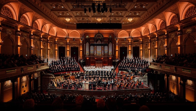 Musikermassen für Mahlers 8. Symphonie in Amsterdams Concertgebouw mit seiner sensationellen Akustik. 