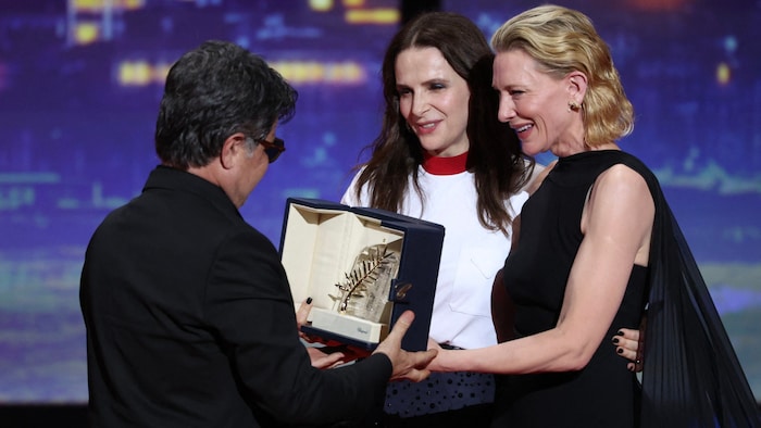 Juliette Binoche und Cate Blanchett überreichten Panahi die Goldene Palme.