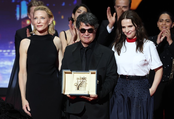 Cate Blanchett und Juliette Binoche mit Regisseur und Preisträger Jafar Panahi