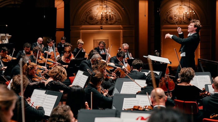 Der junge Finne Klaus Mäkelä am Pult Concertgebouw Orchesters, dessen Chefdirigent er ab der Saison 2027/28 wird. 
