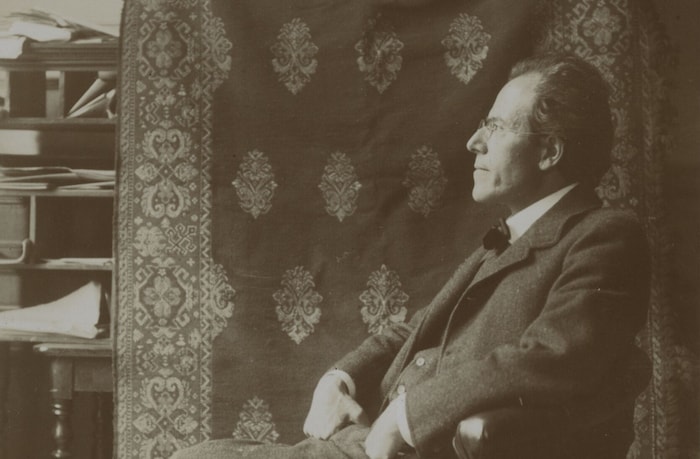 Gustav Mahler sitzt 1909 im Concertgebouw in Amsterdam Modell für den Fotografen. 