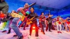 Mehr als 1200 Musiker spielten in Frankfurt ein Rockkonzert. Der Weltrekord, der zuvor in Wien ...
