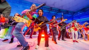 Mehr als 1200 Musiker spielten in Frankfurt ein Rockkonzert. Der Weltrekord, der zuvor in Wien aufgestellt wurde, wurde damit gekackt. (Bild: Andreas Arnold / dpa / picturedesk.com)