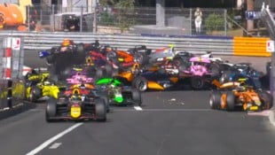 Chaos in der Formel 2: In der ersten Kurve kam es zu mehreren Auffahrunfällen, einige Boliden krachten in die Mauer. (Bild: x.com/formula2)