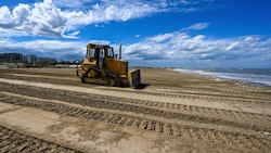 Am Strand von Cervia bei Rimini kam es zu dem tödlichen Drama mit einer Planierraupe (Symbolbild). (Bild: APA/AFP/Vincenzo PINTO)