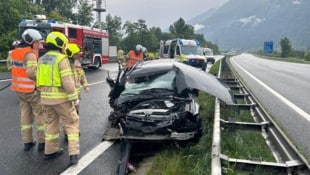 Die A12 war im Bereich der Unfallstelle bis 9 Uhr gesperrt. (Bild: FF Silz, Krone KREATIV)