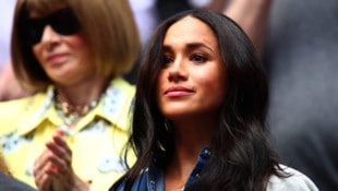 Herzogin Meghan hat es sich nicht nur mit „Vogue“-Chefin Anna Wintour (im Hintergrund) ...
