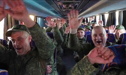 Befreite russische Soldaten bei ihrer Ankunft am Militärflugplatz Tschkalowski außerhalb Moskaus