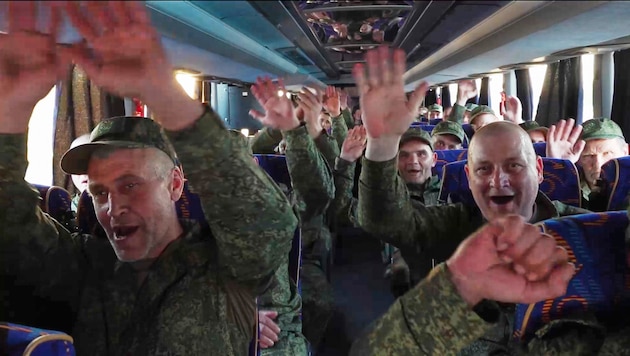 Befreite russische Soldaten bei ihrer Ankunft am Militärflugplatz Tschkalowski außerhalb Moskaus