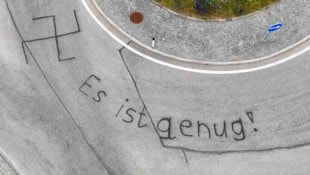 Im Mühlviertel wird nun nach jenem „Künstler“ gesucht, der den Kreisverkehr beschmiert hat (Bild: TEAM FOTOKERSCHI / Franz Plechinger)