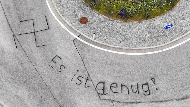 Im Mühlviertel wird nun nach jenem „Künstler“ gesucht, der den Kreisverkehr beschmiert hat