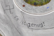 Im Mühlviertel wird nun nach jenem „Künstler“ gesucht, der den Kreisverkehr beschmiert hat (Bild: TEAM FOTOKERSCHI / Franz Plechinger)