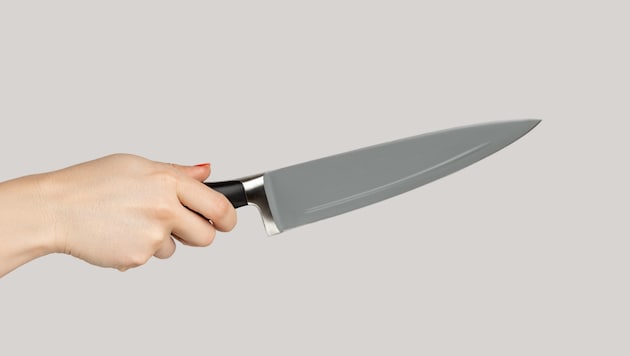 Zwei Vorfälle binnen 30 Minuten – doch dieses Mal stehen die Frauen unter Verdacht, ihre (Ex)-Partner mit einem Messer bedroht zu haben.