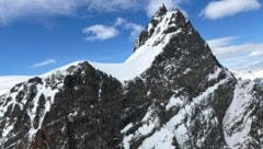 In den Schweizer Alpen sind fünf Skitourengänger tot aufgefunden worden.
