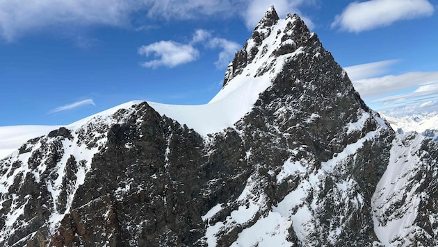 In den Schweizer Alpen sind fünf Skitourengänger tot aufgefunden worden.