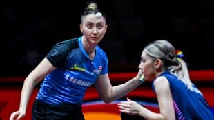 Sofia Polcanova (links) holt mit Bernadette Szöcs WM-Silber! (Bild: EPA/NOUSHAD THEKKAYIL)