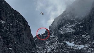 Am Tau flog der Notarzthubschrauber Christophorus 4 die fünf Alpinisten aus dem Gefahrenbereich. (Bild: ZOOM Tirol)