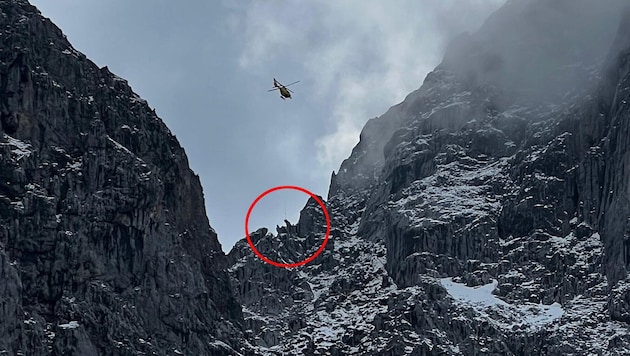 Am Tau flog der Notarzthubschrauber Christophorus 4 die fünf Alpinisten aus dem Gefahrenbereich.