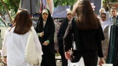 Frauen ohne Kopftuch gehören in Teheran längst zu normalen Stadtbild (Bild: EPA/ABEDIN TAHERKENAREH)
