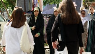 Frauen ohne Kopftuch gehören in Teheran längst zu normalen Stadtbild