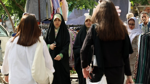 Frauen ohne Kopftuch gehören in Teheran längst zu normalen Stadtbild 