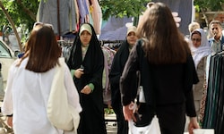 Frauen ohne Kopftuch gehören in Teheran längst zu normalen Stadtbild