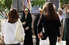 Frauen ohne Kopftuch gehören in Teheran längst zu normalen Stadtbild