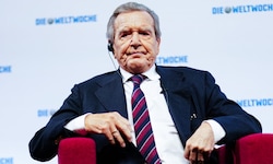 Schröders Besuch in Russland heizt die Ukraine-Debatte erneut an.