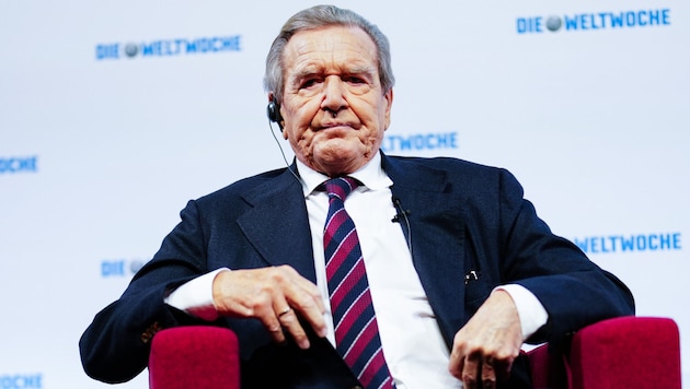 Die Sparkasse Hannover hat das Konto des ehemaligen deutschen Bundeskanzlers Gerhard Schröder (81) für Überweisungen aus dem russischen Umfeld gesperrt. 