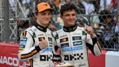 Lando Norris (rechts) freut sich mit seinem Teamkollegen Oscar Piastri über ein erfolgreiches ...