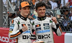 Lando Norris (rechts) freut sich mit seinem Teamkollegen Oscar Piastri über ein erfolgreiches ...