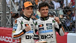 Lando Norris (rechts) freut sich mit seinem Teamkollegen Oscar Piastri über ein erfolgreiches Wochenende.  (Bild: AFP/APA/Christophe Simon)