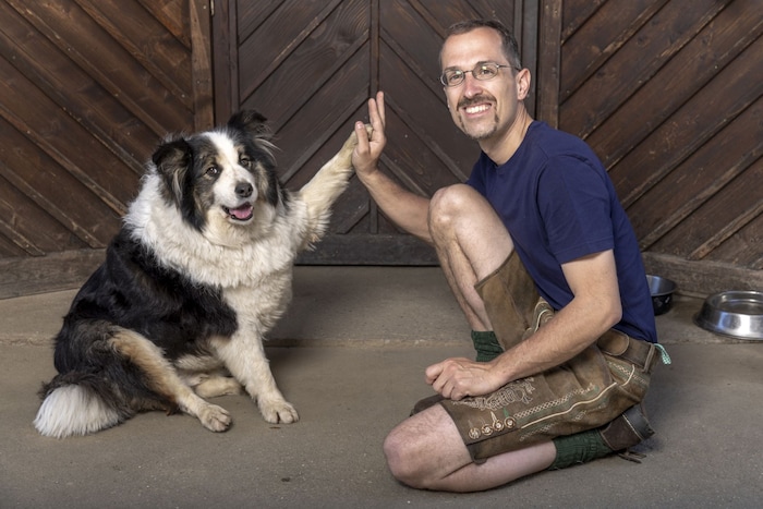Der steirische Schweinezüchter Markus (38) mit seinem Hund Billy.
