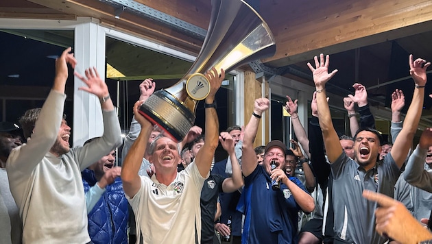 Trainer Didi Kühbauer (Mi.) macht keinen Hehl daraus, dass ihn das Ausland reizt.