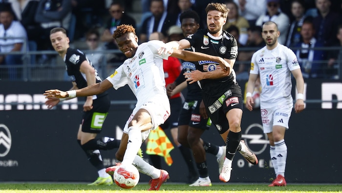Defensiv-Riegel Chibuike Nwaiwu (li.) ist die heißeste Aktie des WAC.