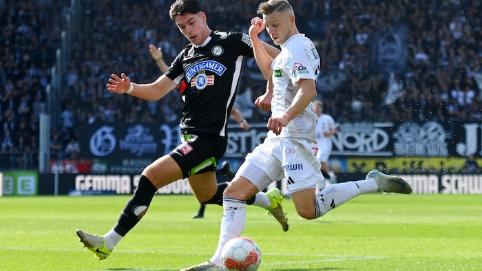 Wie es mit dem linken Außenbahnspieler Maxi Ullmann (re.) weitergeht, ist offen.