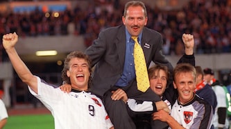 Herbert Prohaska auf den Schultern von Toni Polster (l.) und Harald Cerny (Bild: APA/APA-TEAM / APA / picturedesk.com)
