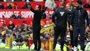 Aston-Villa-Trainer Unai Emery (links) konnte die VAR-Entscheidung kaum glauben. (Bild: AFP/DARREN STAPLES)