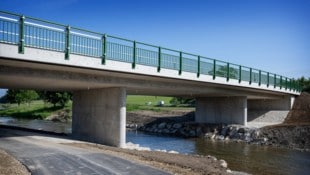 Mit der nun fixfertigen Brücke sind Spuren der Hochwasserkatastrophe nun beseitigt.