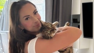 Andrea Kautny mit Kater „Leo“. Er wurde angefahren, seine Hüften sind gebrochen. Jetzt reicht es der Linzerin mit den Rasern in der Siedlungsstraße. (Bild: Kautny)